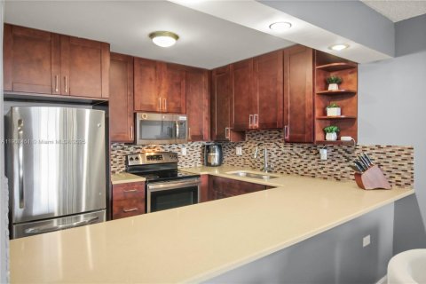 Condo in Hallandale Beach, Florida, 1 bedroom  № 1964314 - photo 6