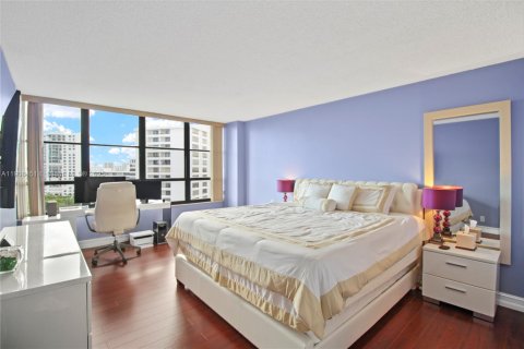 Condo in Hallandale Beach, Florida, 1 bedroom  № 1964314 - photo 15