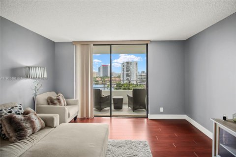Condo in Hallandale Beach, Florida, 1 bedroom  № 1964314 - photo 13