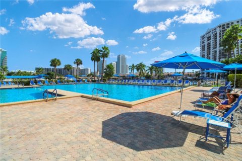 Condo in Hallandale Beach, Florida, 1 bedroom  № 1964314 - photo 28