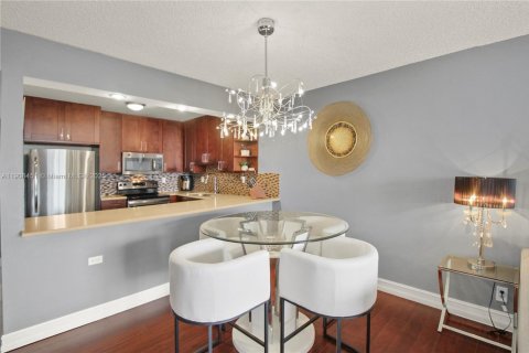 Condo in Hallandale Beach, Florida, 1 bedroom  № 1964314 - photo 10