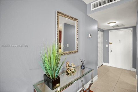 Condo in Hallandale Beach, Florida, 1 bedroom  № 1964314 - photo 5