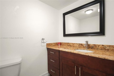 Condo in Hallandale Beach, Florida, 1 bedroom  № 1964314 - photo 19