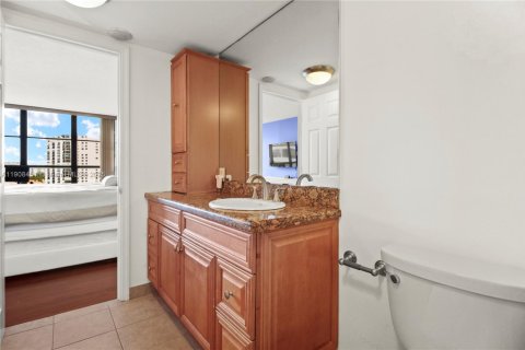 Condo in Hallandale Beach, Florida, 1 bedroom  № 1964314 - photo 18