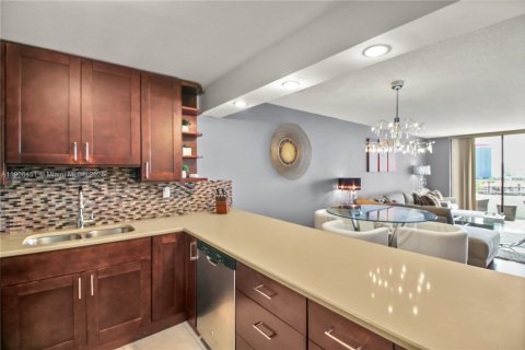 Condo in Hallandale Beach, Florida, 1 bedroom  № 1964314 - photo 8