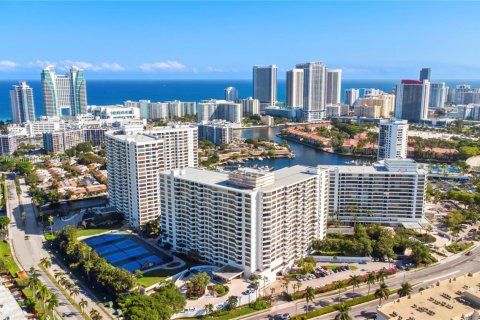 Condo in Hallandale Beach, Florida, 1 bedroom  № 1964314 - photo 30