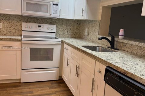 Condo in Pembroke Pines, Florida, 2 bedrooms  № 1857209 - photo 3