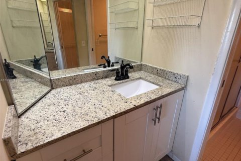 Condo in Pembroke Pines, Florida, 2 bedrooms  № 1857209 - photo 14