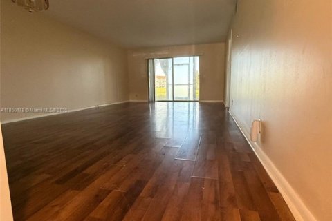 Condo in Pembroke Pines, Florida, 2 bedrooms  № 1857209 - photo 10
