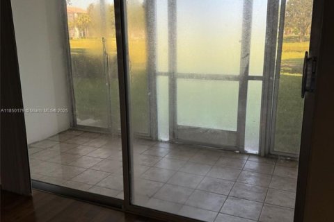 Condo in Pembroke Pines, Florida, 2 bedrooms  № 1857209 - photo 18