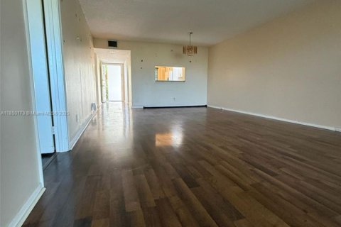 Condo in Pembroke Pines, Florida, 2 bedrooms  № 1857209 - photo 11