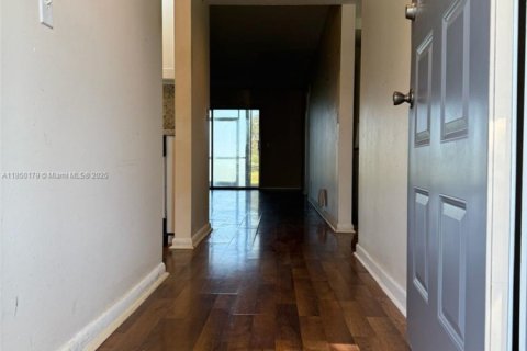 Condo in Pembroke Pines, Florida, 2 bedrooms  № 1857209 - photo 2