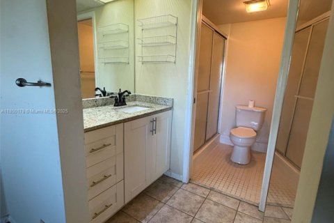 Condo in Pembroke Pines, Florida, 2 bedrooms  № 1857209 - photo 13
