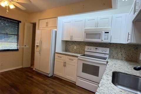 Condo in Pembroke Pines, Florida, 2 bedrooms  № 1857209 - photo 4