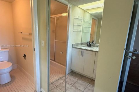 Condo in Pembroke Pines, Florida, 2 bedrooms  № 1857209 - photo 16