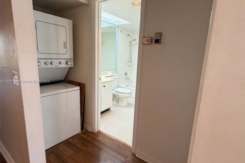 Condo in Pembroke Pines, Florida, 2 bedrooms  № 1857209 - photo 6