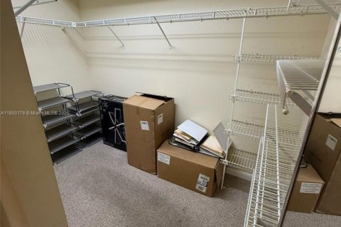 Condo in Pembroke Pines, Florida, 2 bedrooms  № 1857209 - photo 17