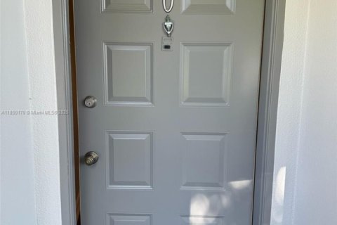Condo in Pembroke Pines, Florida, 2 bedrooms  № 1857209 - photo 1