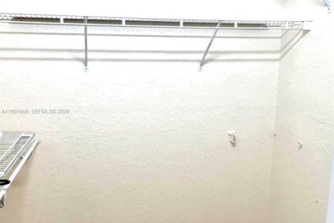 House in Hialeah, Florida 3 bedrooms, 175.49 sq.m. № 2053089 - photo 17