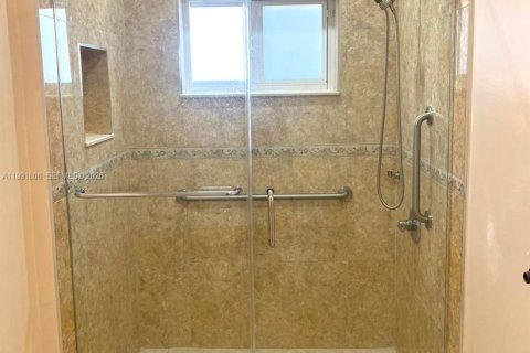 House in Hialeah, Florida 3 bedrooms, 175.49 sq.m. № 2053089 - photo 15