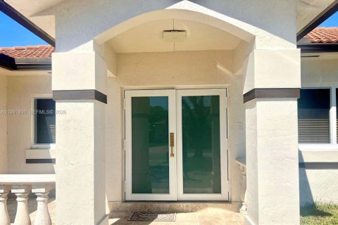 House in Hialeah, Florida 3 bedrooms, 175.49 sq.m. № 2053089 - photo 3
