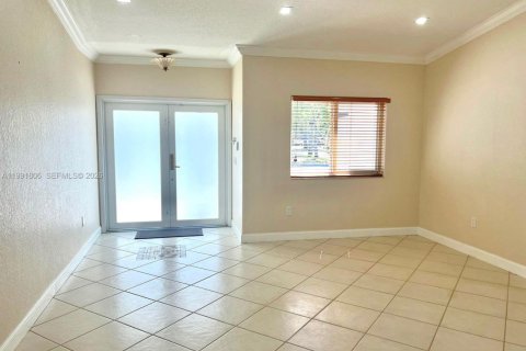 House in Hialeah, Florida 3 bedrooms, 175.49 sq.m. № 2053089 - photo 5