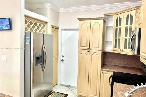 House in Hialeah, Florida 3 bedrooms, 175.49 sq.m. № 2053089 - photo 8