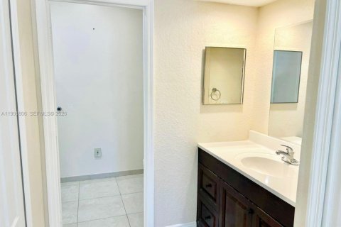 House in Hialeah, Florida 3 bedrooms, 175.49 sq.m. № 2053089 - photo 14