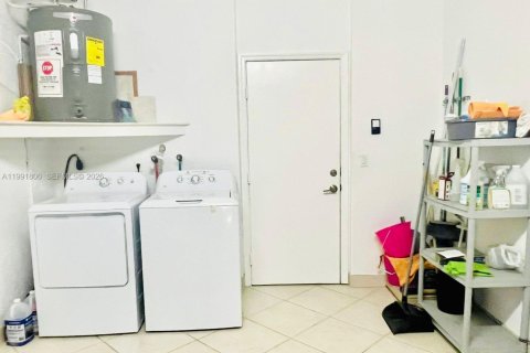 House in Hialeah, Florida 3 bedrooms, 175.49 sq.m. № 2053089 - photo 19