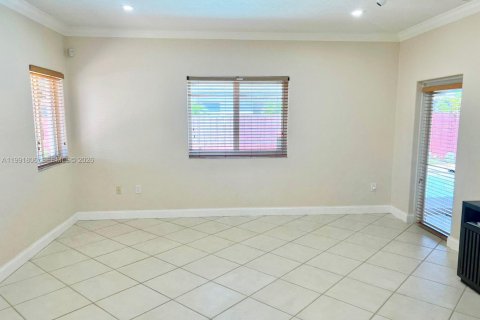 House in Hialeah, Florida 3 bedrooms, 175.49 sq.m. № 2053089 - photo 10