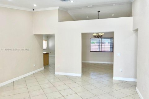 House in Hialeah, Florida 3 bedrooms, 175.49 sq.m. № 2053089 - photo 4