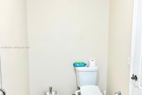 House in Hialeah, Florida 3 bedrooms, 175.49 sq.m. № 2053089 - photo 16