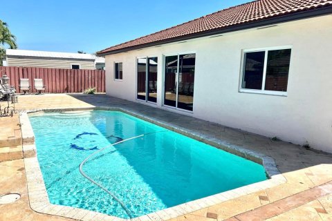 House in Hialeah, Florida 3 bedrooms, 175.49 sq.m. № 2053089 - photo 22