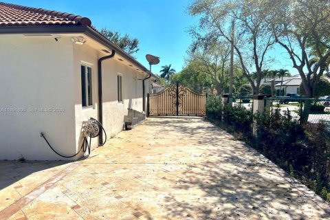 House in Hialeah, Florida 3 bedrooms, 175.49 sq.m. № 2053089 - photo 25