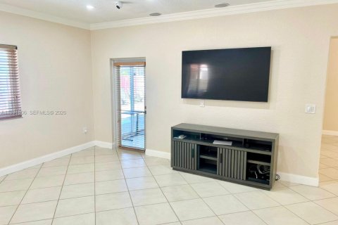 House in Hialeah, Florida 3 bedrooms, 175.49 sq.m. № 2053089 - photo 11