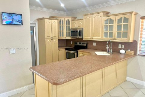 House in Hialeah, Florida 3 bedrooms, 175.49 sq.m. № 2053089 - photo 7