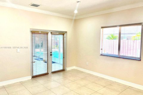 House in Hialeah, Florida 3 bedrooms, 175.49 sq.m. № 2053089 - photo 13