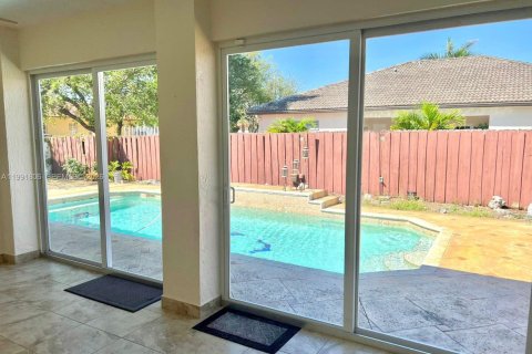 House in Hialeah, Florida 3 bedrooms, 175.49 sq.m. № 2053089 - photo 21