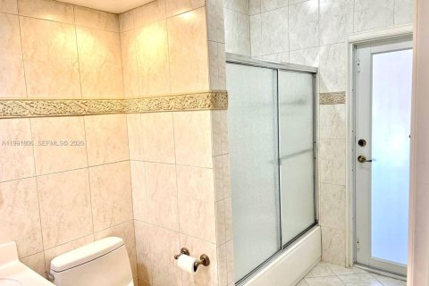 House in Hialeah, Florida 3 bedrooms, 175.49 sq.m. № 2053089 - photo 18