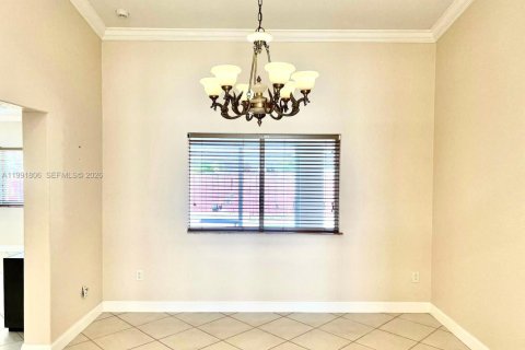House in Hialeah, Florida 3 bedrooms, 175.49 sq.m. № 2053089 - photo 12