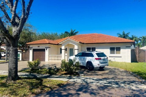 House in Hialeah, Florida 3 bedrooms, 175.49 sq.m. № 2053089 - photo 2