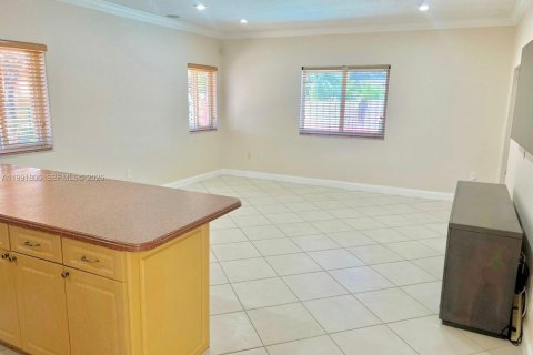 House in Hialeah, Florida 3 bedrooms, 175.49 sq.m. № 2053089 - photo 9