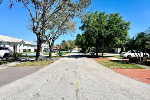 House in Hialeah, Florida 3 bedrooms, 175.49 sq.m. № 2053089 - photo 26