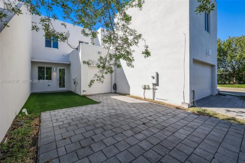 Townhouse in LANDMARK in Doral, Florida 3 bedrooms, 151.24 sq.m. № 2025439 - photo 23