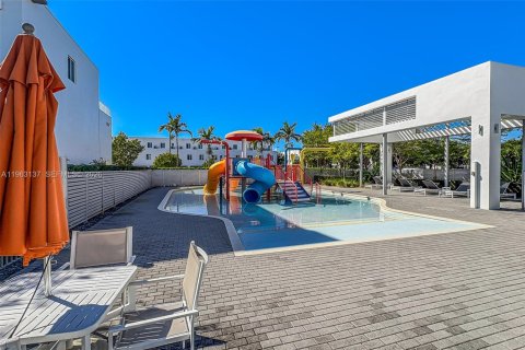 Townhouse in LANDMARK in Doral, Florida 3 bedrooms, 151.24 sq.m. № 2025439 - photo 27