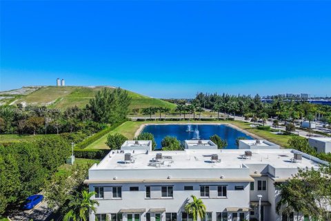 Townhouse in LANDMARK in Doral, Florida 3 bedrooms, 151.24 sq.m. № 2025439 - photo 22