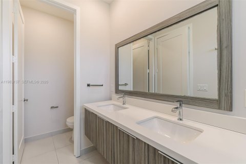 Townhouse in LANDMARK in Doral, Florida 3 bedrooms, 151.24 sq.m. № 2025439 - photo 13