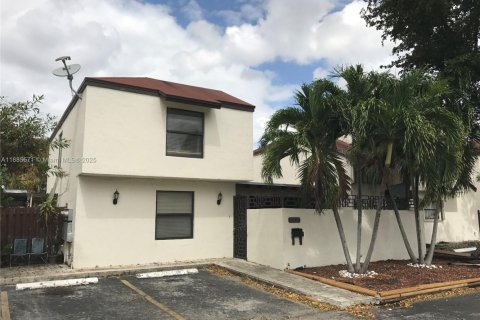 Townhouse in Miami, Florida 3 bedrooms, 107.4 sq.m. № 1946166 - photo 29