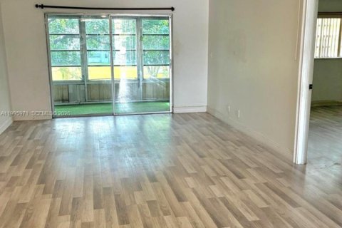 Copropriété à vendre à Margate, Floride: 2 chambres, 89.19 m2 № 2058546 - photo 2