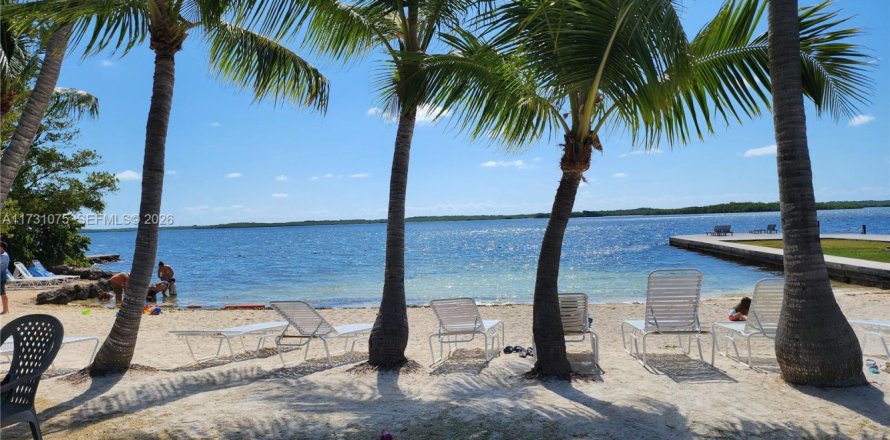 House in Key Largo, Florida 3 bedrooms, 126.72 sq.m. № 2061388